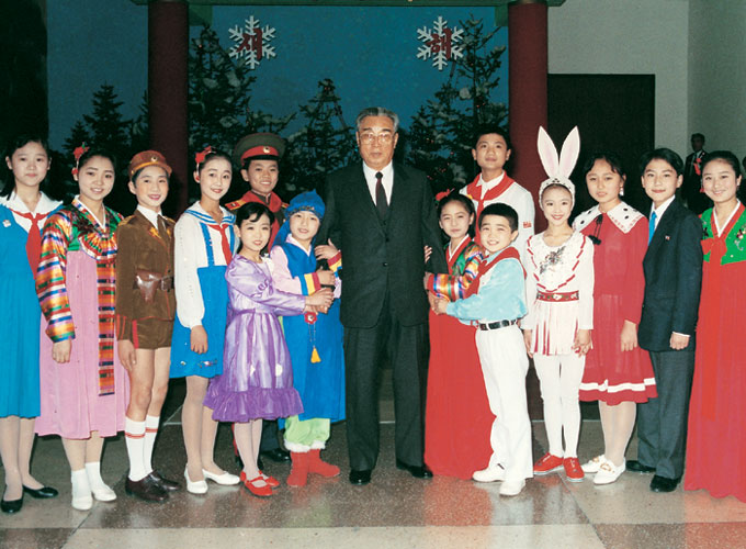 President Kim Il Sung mezi školáky, kteří se zúčastnili oslav Nového roku (1994)