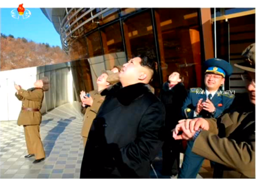 Kim Čong Un sleduje let rakety