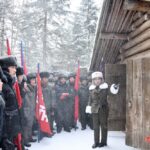 2025-12-04_clanok_skupina-mladych-ludi-a-studentov-navstivila-rodny-dom-kim-cong-ila-tajny-tabor-pektusan_05