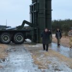 2025-12-25_clanok_vazeny-sudruh-kim-cong-un-sledoval-skusobny-odpal-noveho-typu-protilietadlovych-rakiet_01